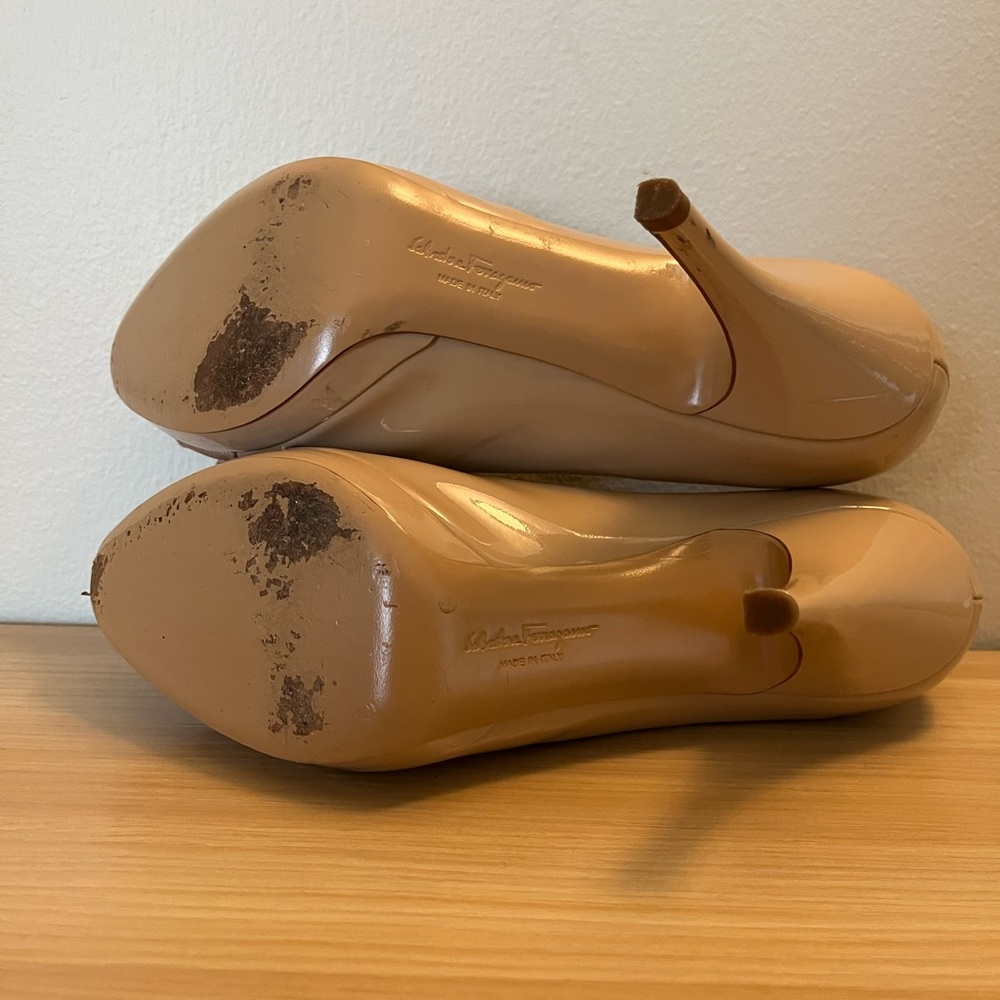 Ferragamo Nude Patent Leather Heels with Bow - Picture 5 of 6